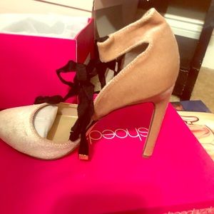 Velvet high heel that ties up